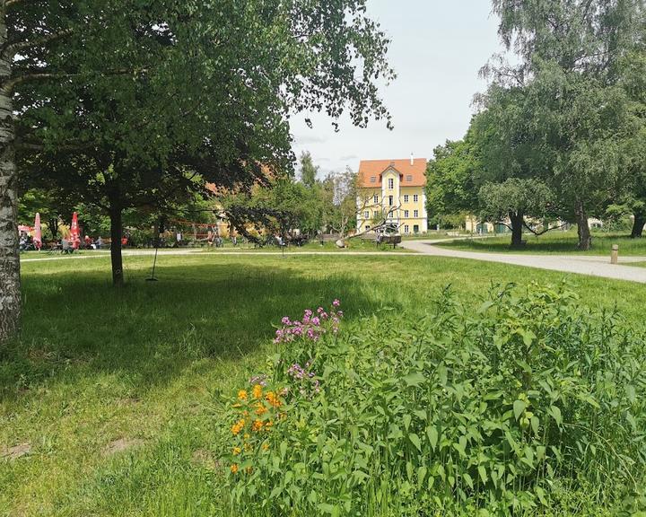 Bio Gasthaus & Biergarten Schloss Blumenthal